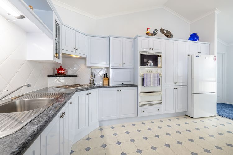 Tah Villa, 1/68 Marine Dr – stunning views, linen and air con