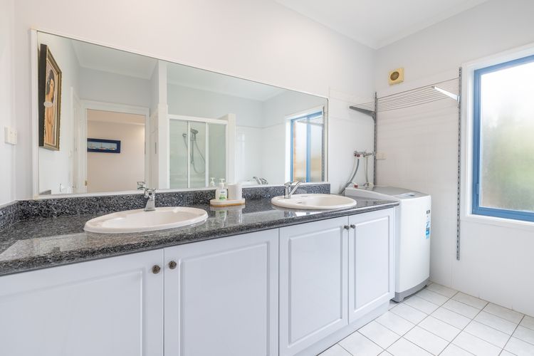 Tah Villa, 1/68 Marine Dr – stunning views, linen and air con