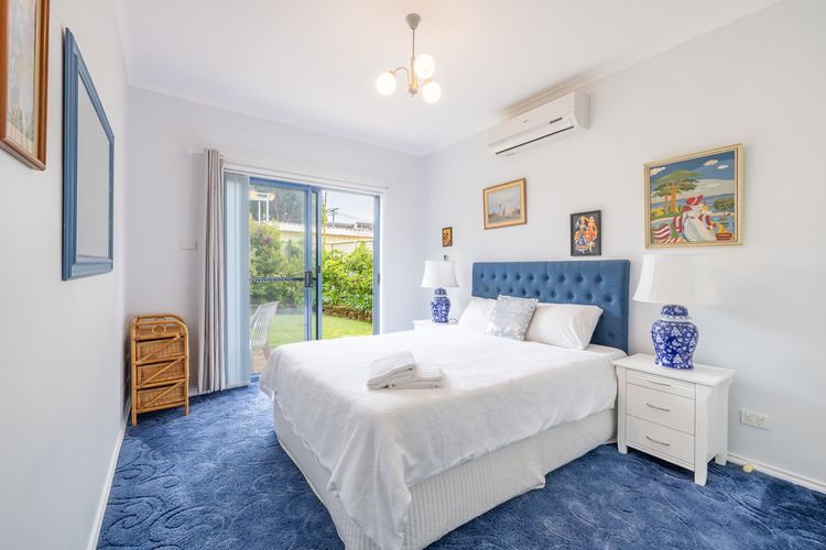 Tah Villa, 1/68 Marine Dr – stunning views, linen and air con