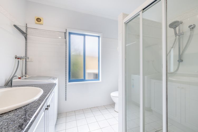 Tah Villa, 1/68 Marine Dr – stunning views, linen and air con