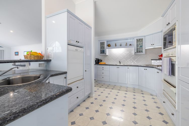 Tah Villa, 1/68 Marine Dr – stunning views, linen and air con