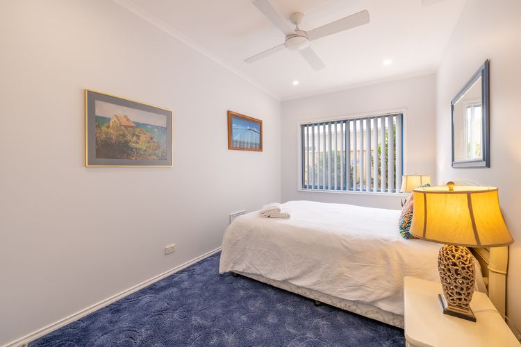 Tah Villa, 1/68 Marine Dr – stunning views, linen and air con