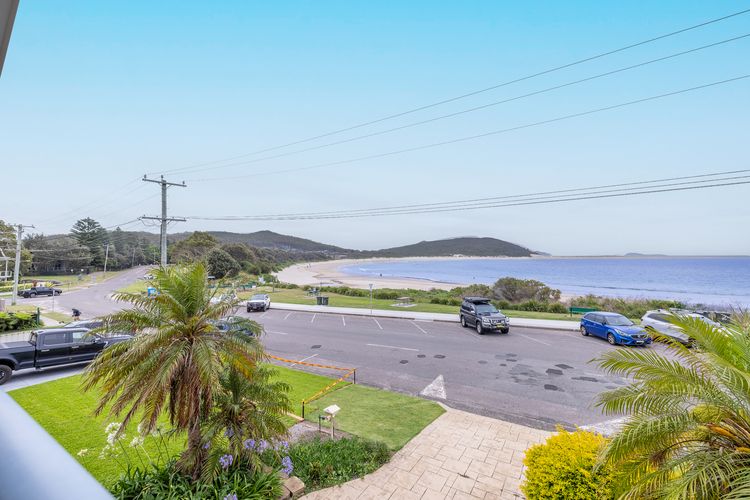 Tah Villa, 1/68 Marine Dr – stunning views, linen and air con