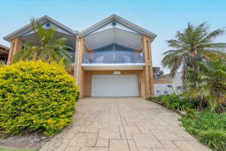 Tah Villa, 1/68 Marine Dr – stunning views, linen and air con
