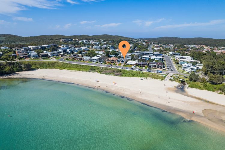 Tah Villa, 1/68 Marine Dr – stunning views, linen and air con