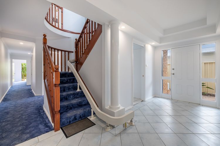 Tah Villa, 1/68 Marine Dr – stunning views, linen and air con