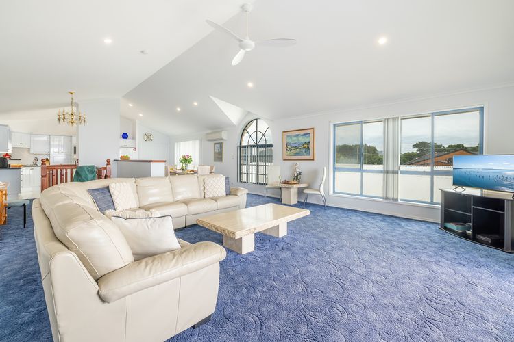 Tah Villa, 1/68 Marine Dr – stunning views, linen and air con