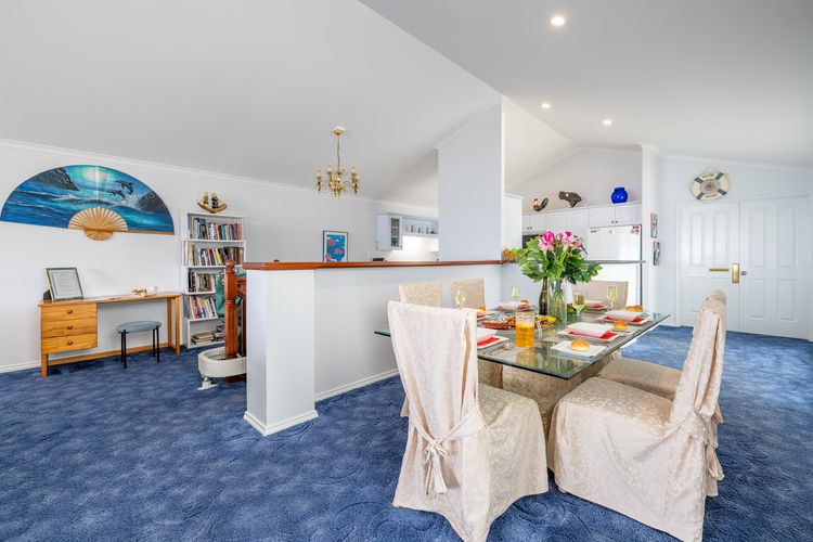 Tah Villa, 1/68 Marine Dr – stunning views, linen and air con