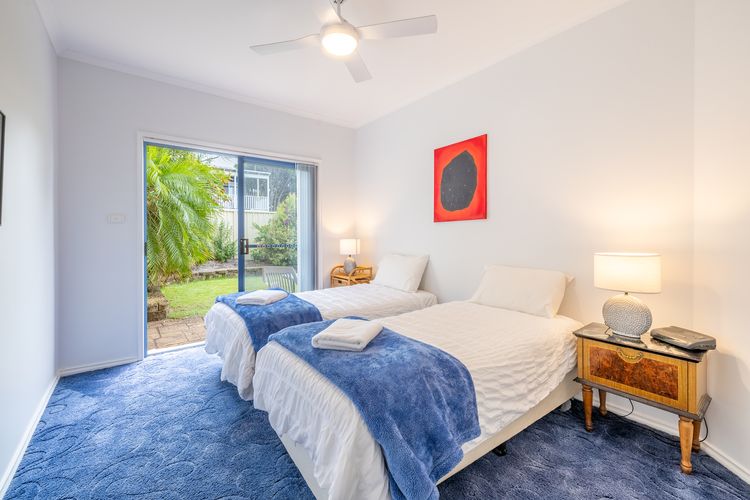 Tah Villa, 1/68 Marine Dr – stunning views, linen and air con