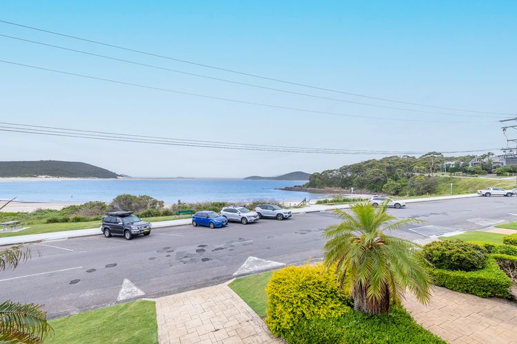 Tah Villa, 1/68 Marine Dr – stunning views, linen and air con