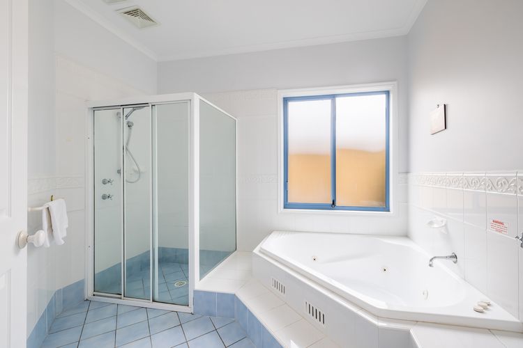 Tah Villa, 1/68 Marine Dr – stunning views, linen and air con