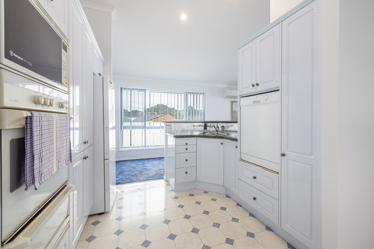 Tah Villa, 1/68 Marine Dr – stunning views, linen and air con