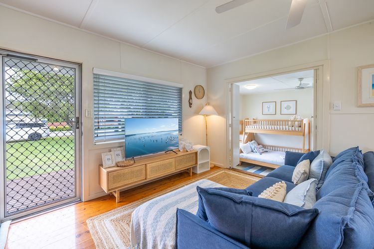 Shoal Shack 72, 72 Tomaree Rd – Pool, Pet Friendly, Wi-Fi, Air Con, Linen