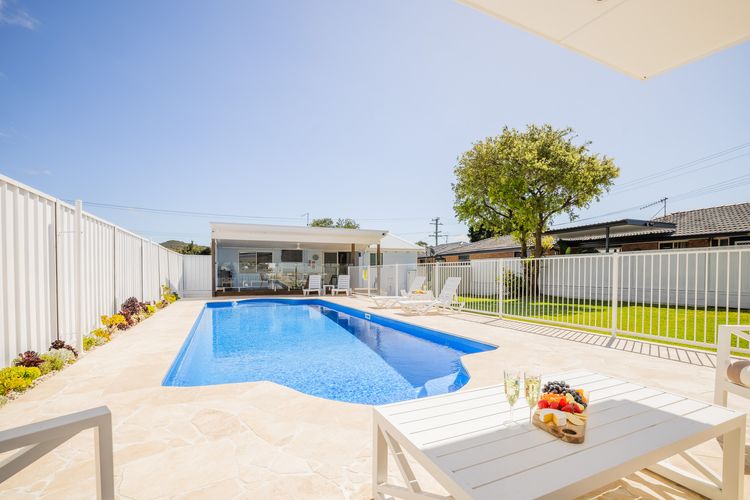 Shoal Shack 72, 72 Tomaree Rd – Pool, Pet Friendly, Wi-Fi, Air Con, Linen