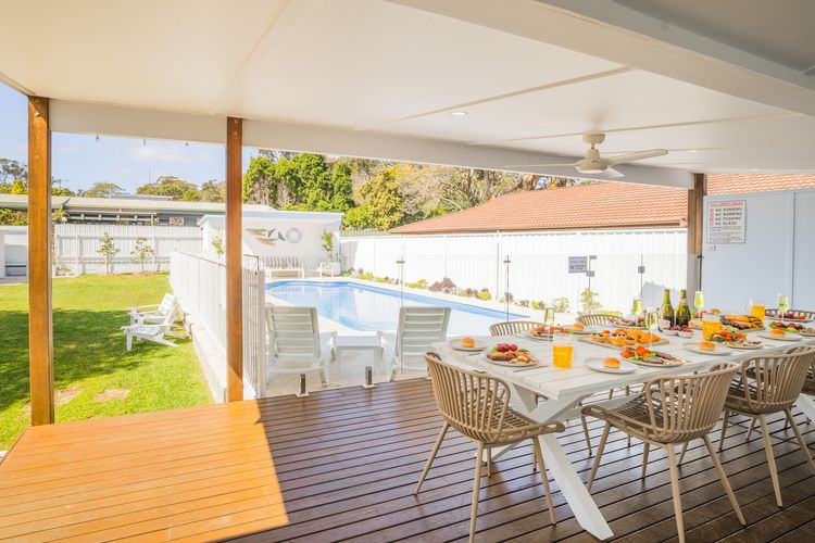 Shoal Shack 72, 72 Tomaree Rd – Pool, Pet Friendly, Wi-Fi, Air Con, Linen