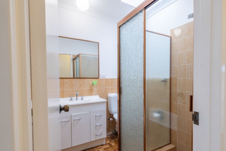 The Dunes, 8/38 Marine Dr – complex pool, tennis court and Wi-Fi