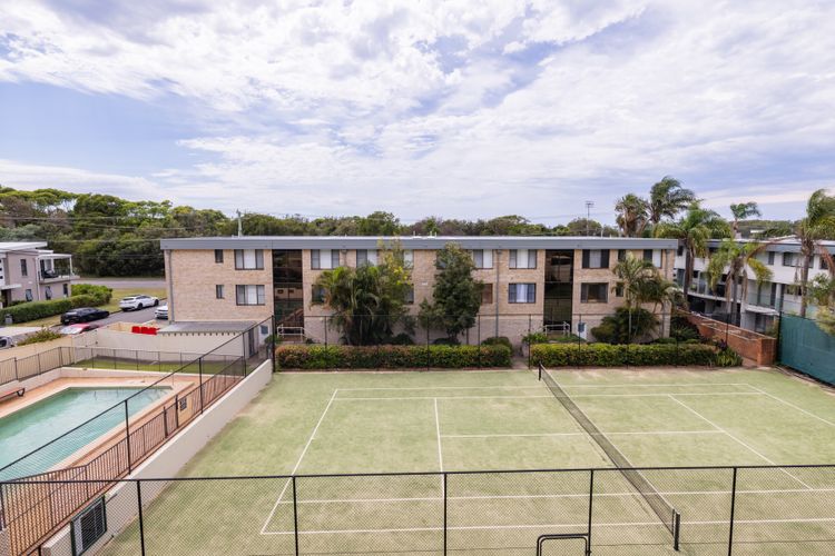 The Dunes, 8/38 Marine Dr – complex pool, tennis court and Wi-Fi