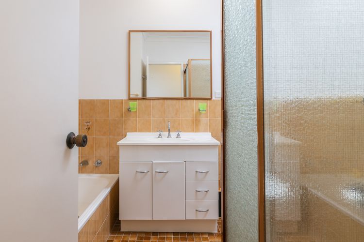 The Dunes, 8/38 Marine Dr – complex pool, tennis court and Wi-Fi