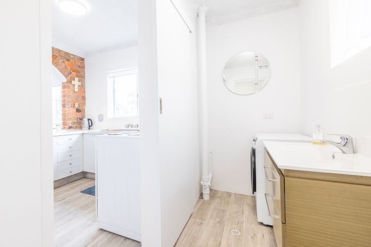 Costas Smerelda, 8/16 Soldiers Point Rd – Linen, Views, Air Con, Wi-Fi