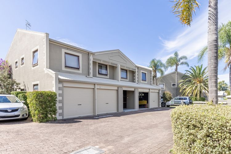 Carindale, 16/19-23 Dowling Street – Ground floor unit with complex pool and tennis Court