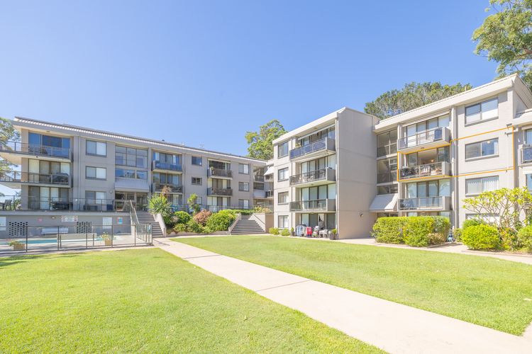 The Poplars, 16/36 Magnus St – stunning views and complex pool