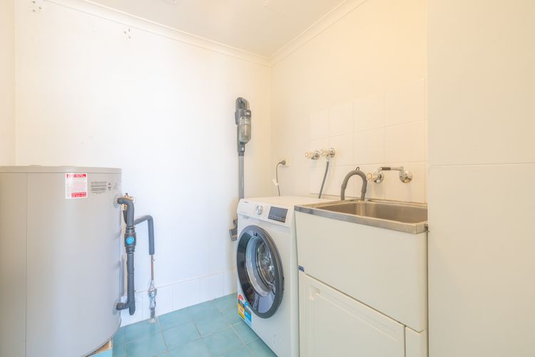 The Poplars, 16/36 Magnus St – stunning views and complex pool