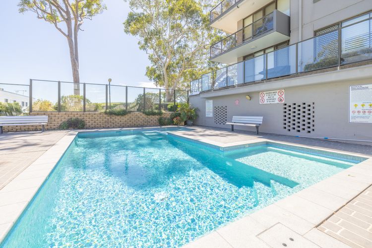 The Poplars, 16/36 Magnus St – stunning views and complex pool