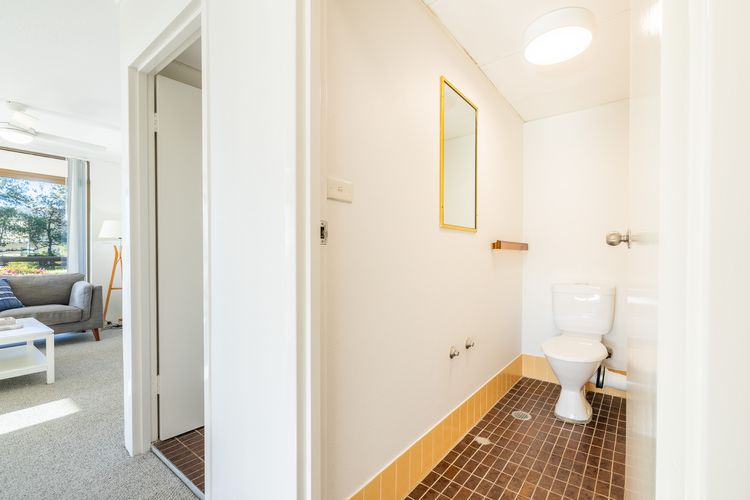 The Commodore, 3/9-11 Donald St – air con, views