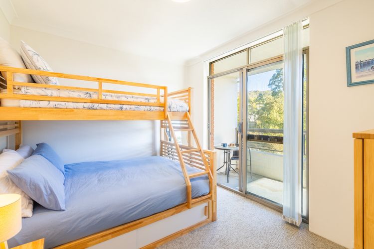 The Commodore, 3/9-11 Donald St – air con, views