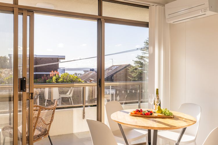 The Commodore, 3/9-11 Donald St – air con, views