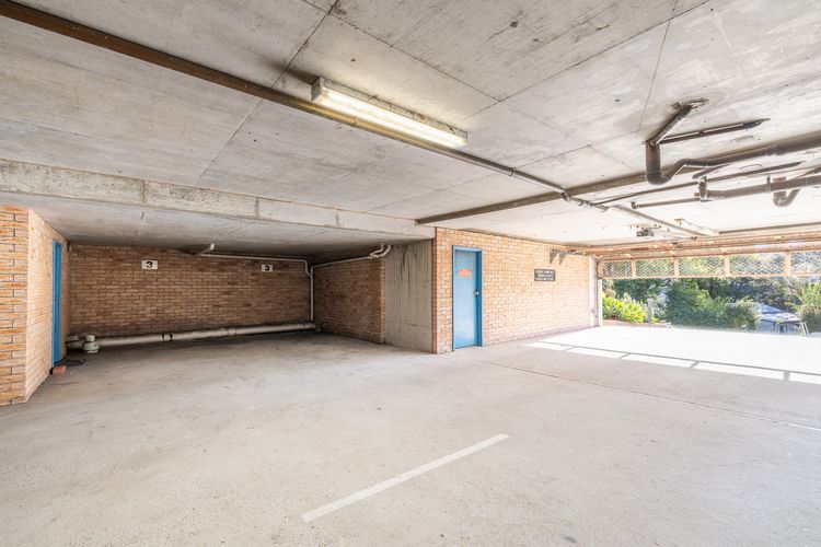 The Commodore, 3/9-11 Donald St – air con, views