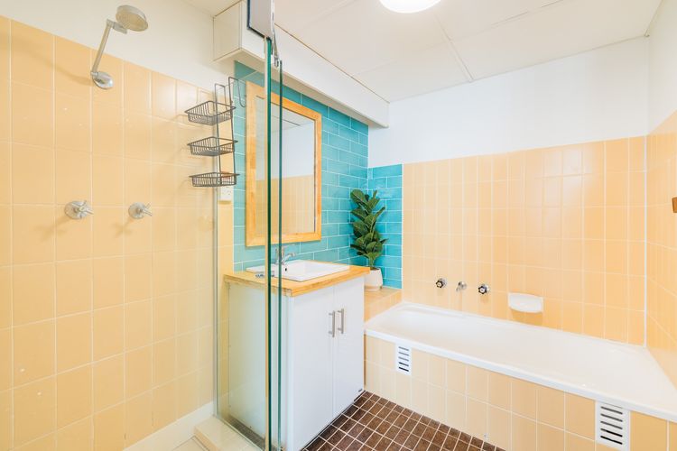 The Commodore, 3/9-11 Donald St – air con, views