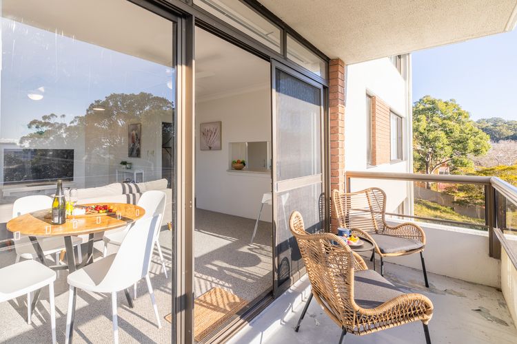 The Commodore, 3/9-11 Donald St – air con, views