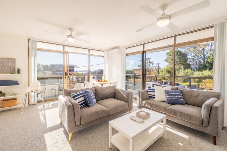 The Commodore, 3/9-11 Donald St – air con, views