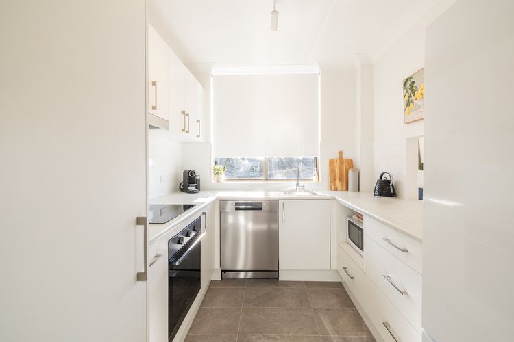 The Commodore, 3/9-11 Donald St – air con, views