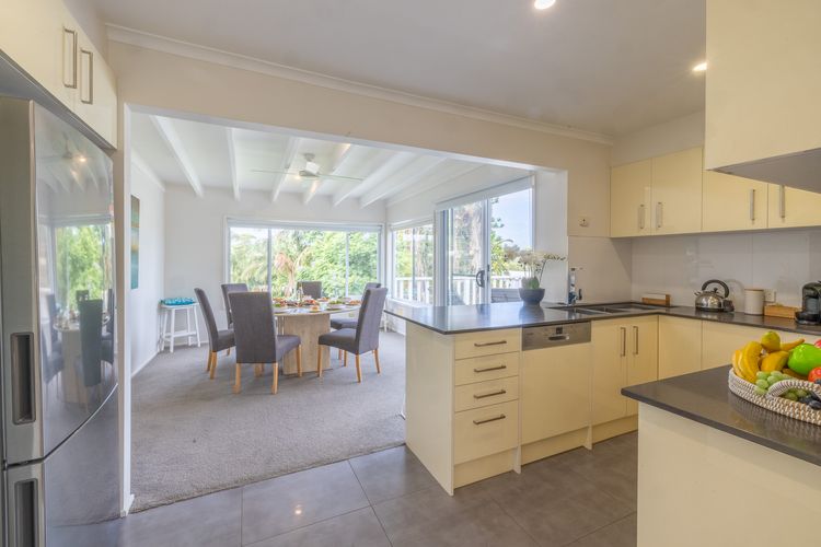 Shells on the Shore 1, 9 Lentara St – Air Con, Wi-Fi, Linen, Boat Parking