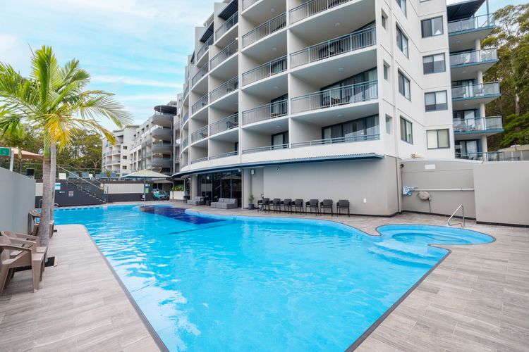 The Landmark, 108/61B Dowling St – air con, linen, pool, lift, views