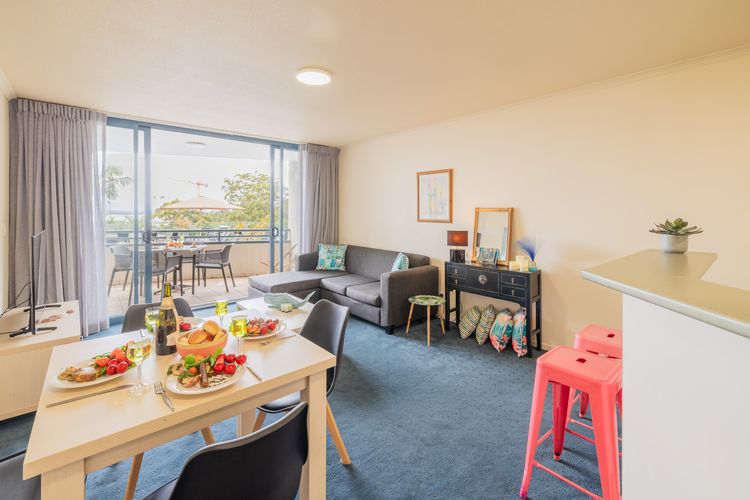 The Landmark, 108/61B Dowling St – air con, linen, pool, lift, views