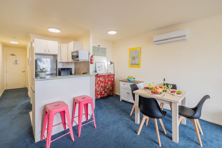 The Landmark, 108/61B Dowling St – air con, linen, pool, lift, views