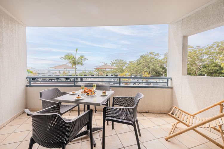 The Landmark, 108/61B Dowling St – air con, linen, pool, lift, views