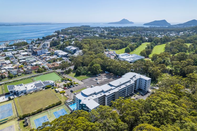 The Landmark, 108/61B Dowling St – air con, linen, pool, lift, views