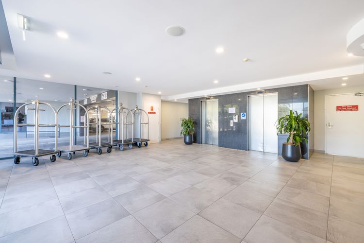 The Landmark, 108/61B Dowling St – air con, linen, pool, lift, views