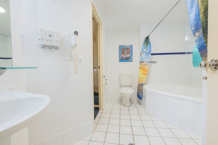 The Landmark, 108/61B Dowling St – air con, linen, pool, lift, views