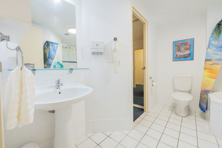 The Landmark, 108/61B Dowling St – air con, linen, pool, lift, views