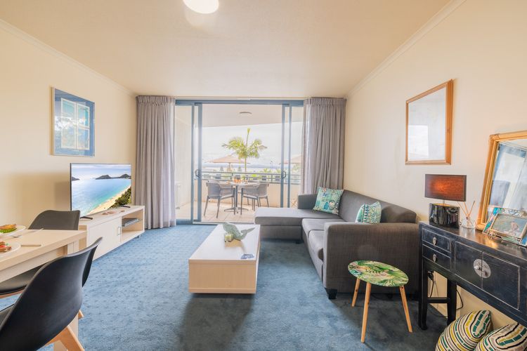 The Landmark, 108/61B Dowling St – air con, linen, pool, lift, views