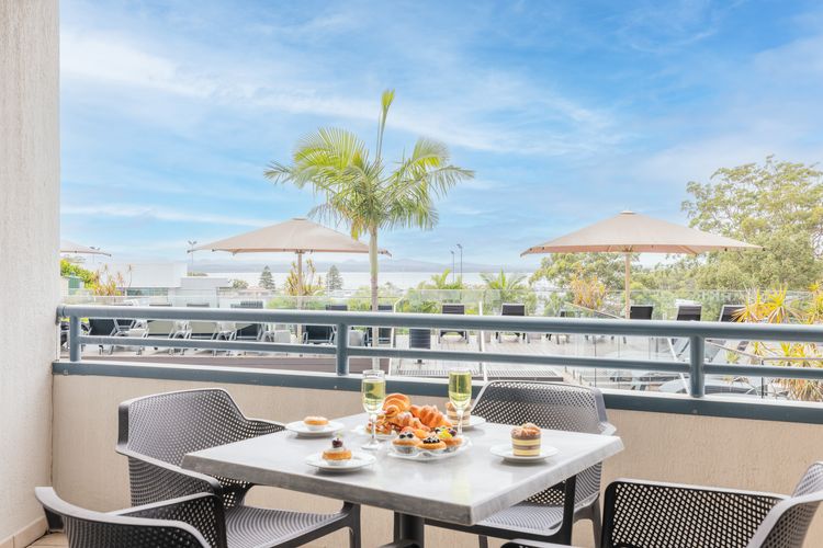 The Landmark, 108/61B Dowling St – air con, linen, pool, lift, views