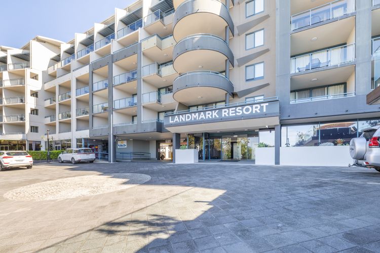 The Landmark, 108/61B Dowling St – air con, linen, pool, lift, views