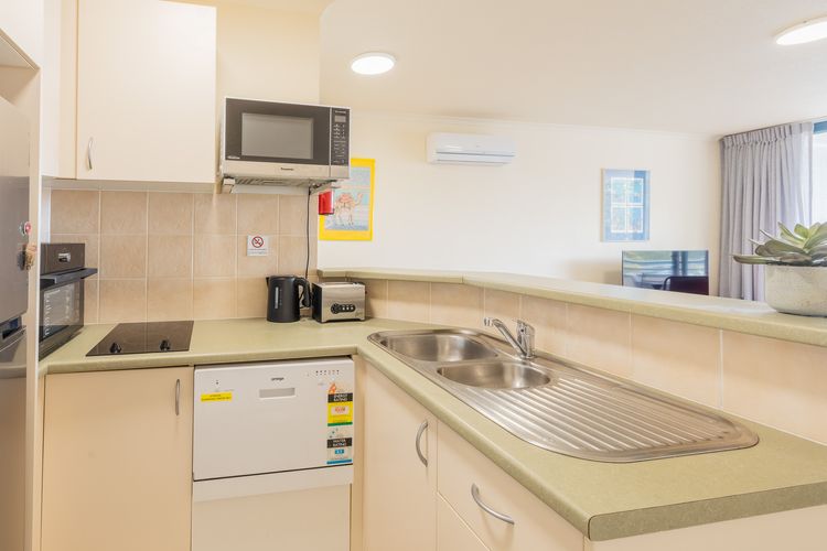 The Landmark, 108/61B Dowling St – air con, linen, pool, lift, views