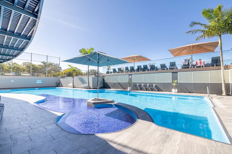 The Landmark, 108/61B Dowling St – air con, linen, pool, lift, views