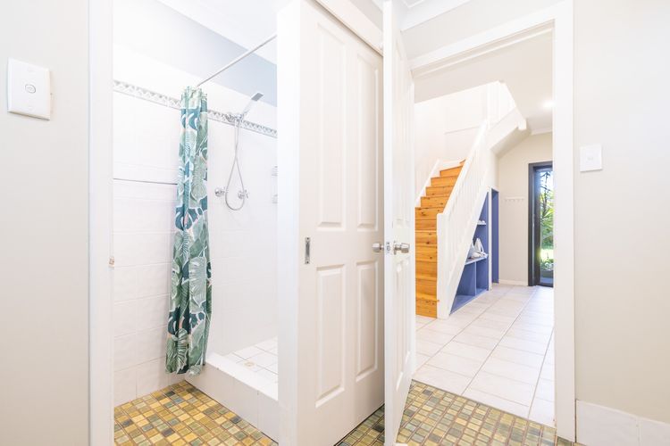 Robinson Retreat with Beach Bungalow, 3 Robinson St – air con, 2 kitchens, 6 bedrooms, 4 bathrooms